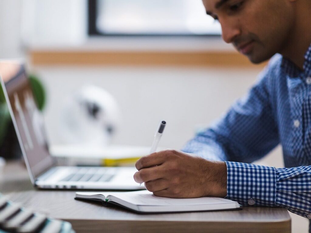 man, writing, laptop-2562325.jpg